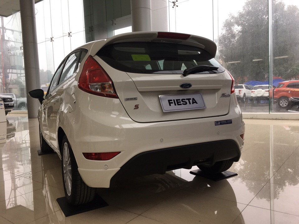 Cần bán xe Ford Fiesta Ecosboost 1.0L năm 2018, màu trắng, giao xe ngay, Hỗ trợ trả góp 80%