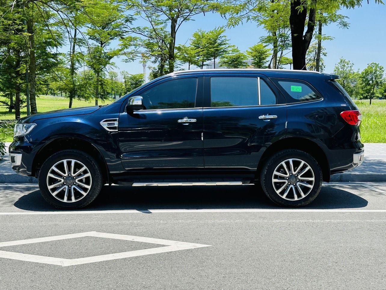 Ford Everest 2022 - Giá 1 tỷ 060 triệu