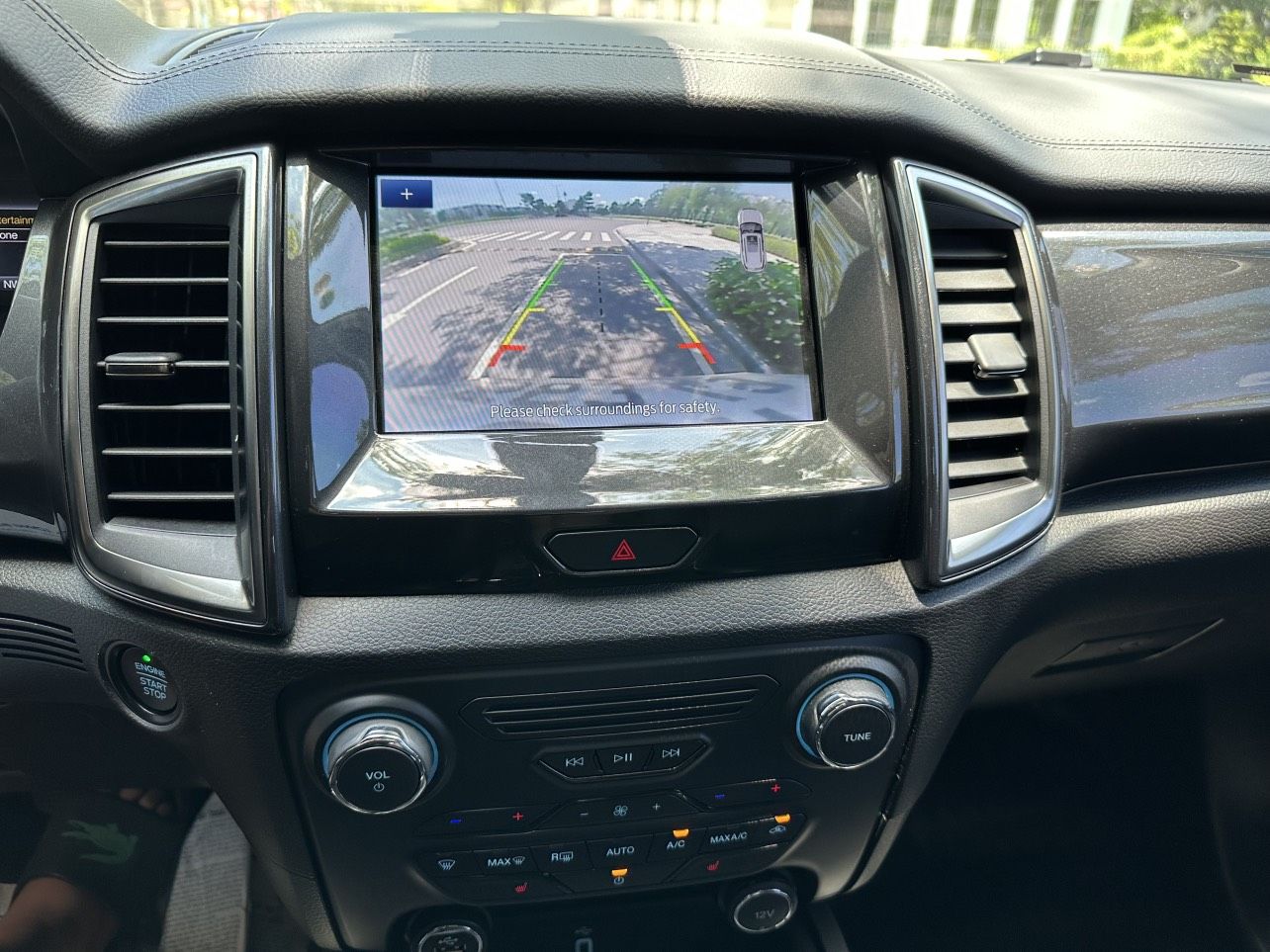 Ford Everest 2022 - Giá 1 tỷ 060 triệu
